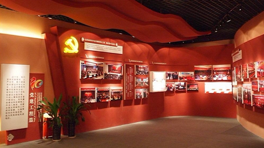 不同种类的多媒体展览展示如何用于红色文化展厅中？
