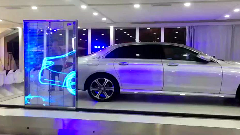 透明滑轨屏在汽车展厅中的应用实拍图