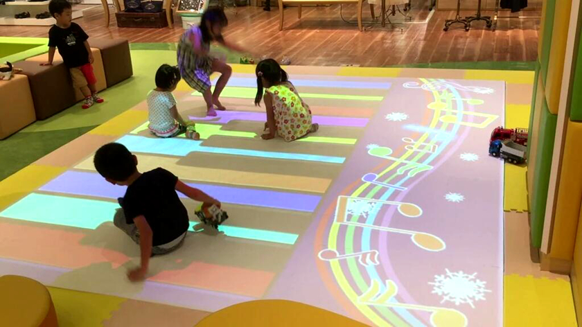 商场中颇受儿童喜爱的钢琴地面互动投影