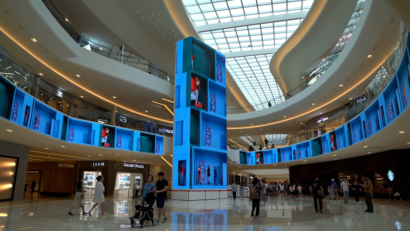 商场内部使用创意的裸眼3D广告屏