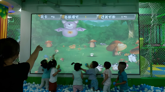 展馆中的儿童投影互动游戏缔造视觉艺术效果