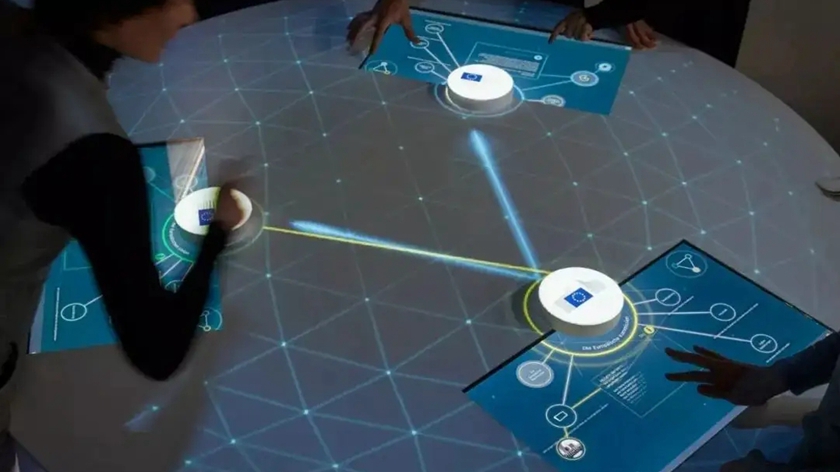 互动触摸桌在展厅中的效果展示