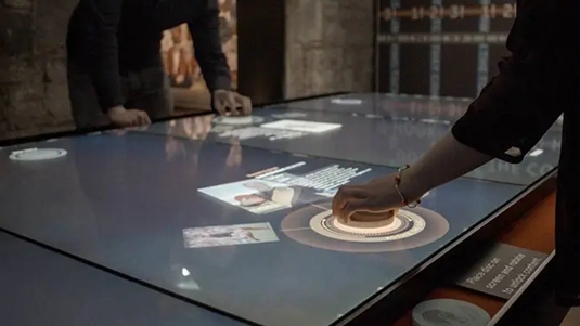 为什么很多企业展厅会选择触摸互动桌展示产品？