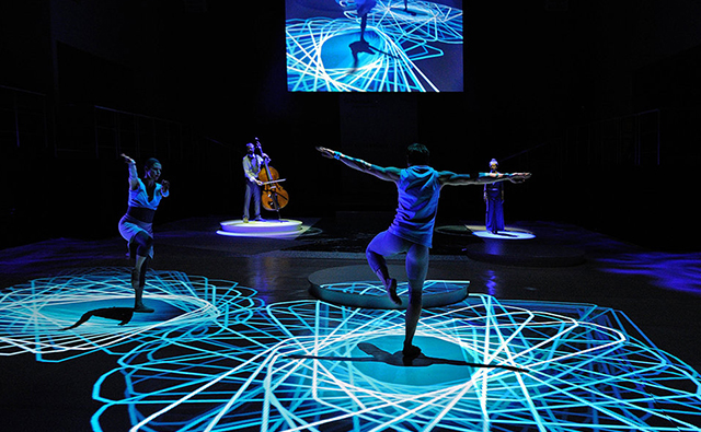 舞台表演与地面互动投影效果相结合，展现出优美的舞蹈